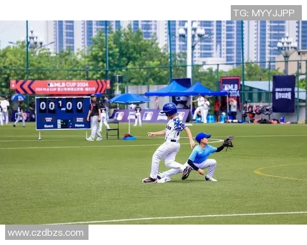 白袜足球的魅力与热情探秘:如何在赛场上展现团队精神与个人风采 白袜足球的魅力与热情探秘:如何在赛场上展现团队精神与个人风采